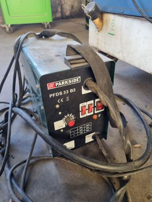 une image d'une machine à souder dans un garage