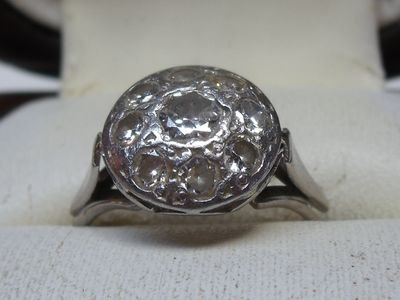 Bague en or blanc 18K et platine à chaton rond, sertie d’un …