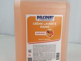 le récipient est rempli de jus d'orange sur une surface blanche