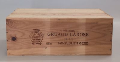 gros plan d'une boîte en bois portant une étiquette