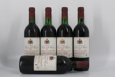 trois bouteilles de vin rouge posées côte à côte sur une table