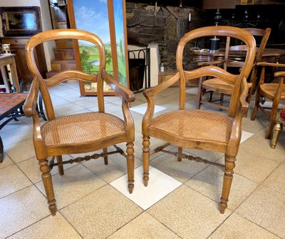 two chairs that are sitting in a room together