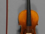 un violon posé à côté d'un archet