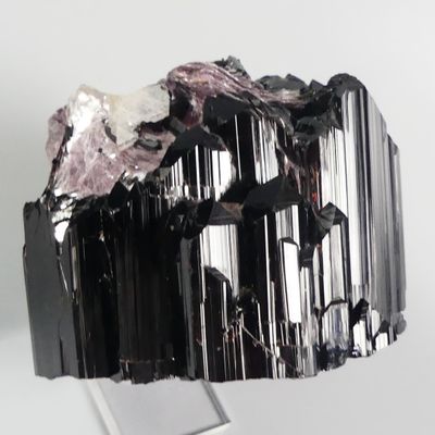 un morceau de roche posé sur un socle métallique
