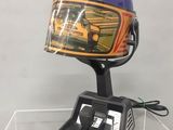 un casque posé sur un support muni d'un chargeur