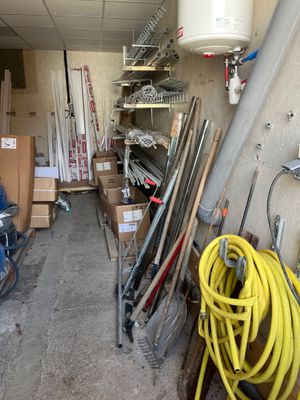 un garage rempli d'outils