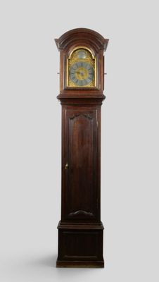 une horloge de parquet qui se trouve au milieu de la pièce