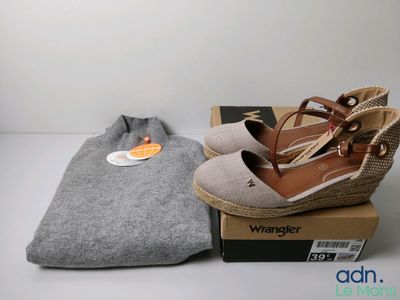 une paire de chaussures et un pull posés sur une table