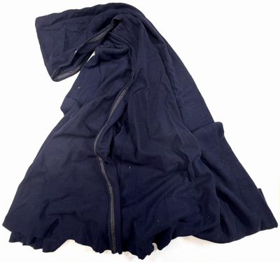 une image représentant une veste noire munie d'une fermeture éclair