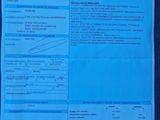 le document se trouve sur le siège d'une voiture et comporte un code-barres