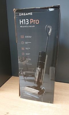 la boîte de l'aspirateur est ouverte sur la table