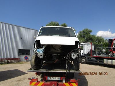 un camion remorqué par une dépanneuse