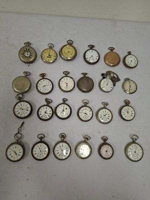 de nombreux modèles différents de montres de poche exposés au mur