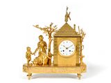 une horloge en or posée sur une table en bois
