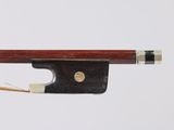 gros plan d'un archet de violon sur fond blanc