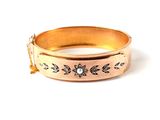 une image montrant un gros plan d'un bracelet sur fond blanc