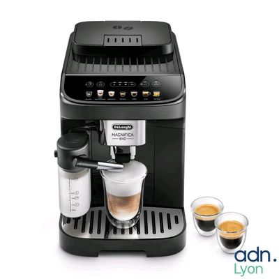 gros plan d'une machine à café avec deux tasses de café