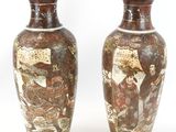 paire de vases asiatiques ornés de scènes asiatiques sur fond blanc