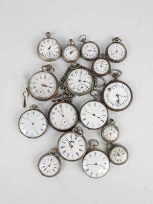 de nombreuses montres de poche posées sur une surface blanche