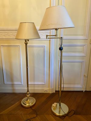 deux lampes posées par terre dans la pièce