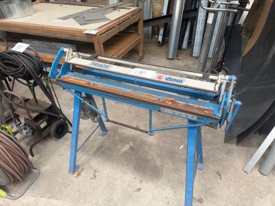 une machine posée sur une table dans un garage