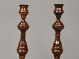 paire de chandeliers anciens en laiton sur fond gris