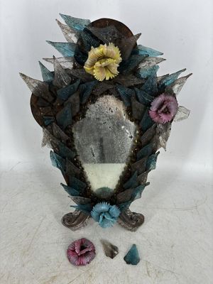 une photo d'une femme avec des fleurs dans les cheveux