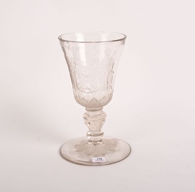 un verre transparent orné d'un motif