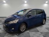 la voiture bleue est garée sur le sol en damier d'un garage