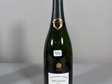 une bouteille de champagne posée sur une table