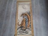 peinture représentant un tigre sur une tenture murale accrochée à un parquet