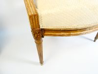 Deux fauteuils du même modèle de style Louis XVI dossiers ca… (photo 3)