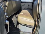 une vue de l'intérieur d'un véhicule depuis le siège du conducteur