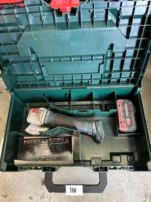 une boîte à outils verte contenant des outils