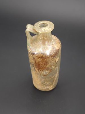 une image représentant un vase muni d'une anse posé sur une table