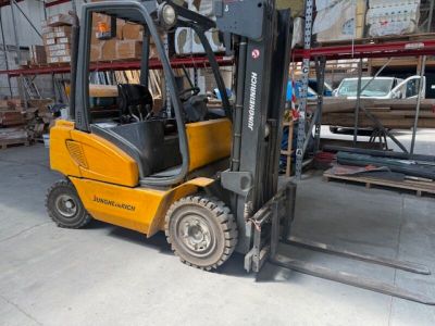 a forklift truck that is parked in a warehouse