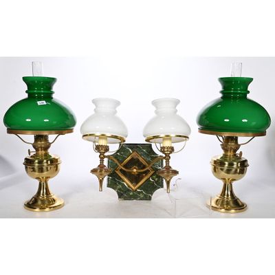 trois lampes en verre vert posées les unes à côté des autres sur une table