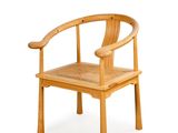 une chaise en bois avec une assise tissée sur fond blanc