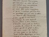 une vieille lettre manuscrite, posée sur un morceau de papier, sur une table