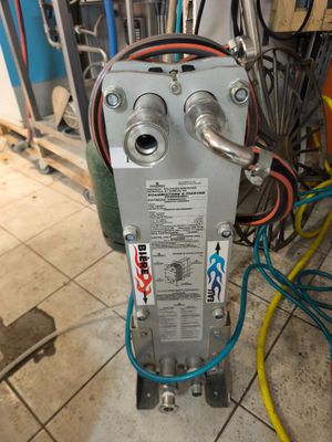 un chauffe-eau posé au sol dans la pièce