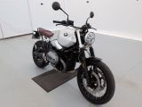 une moto qui est garée dans un garage