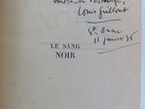 un livre ouvert sur lequel est posée une lettre manuscrite