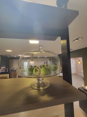 un bol de pommes posé sur une table dans une pièce
