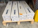 Plusieurs cartons sont empilés sur une palette dans un entrepôt