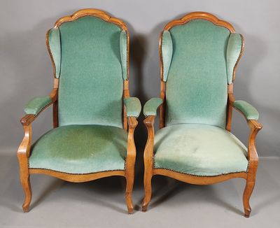 Paire de fauteuils Voltaire à oreilles, en noyer, moulurés, …