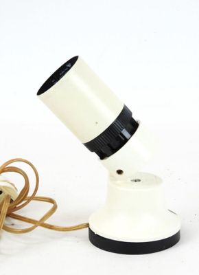 une lampe blanche munie d'un cordon