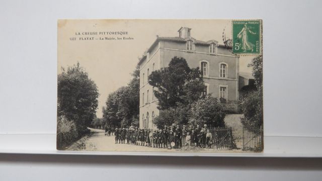 Flayat : La Mairie, les Écoles (PM 1322). TBE.