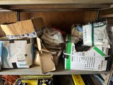 de nombreuses boîtes et outils posés sur une étagère dans un garage