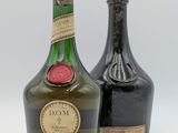 deux bouteilles de vin posées l'une à côté de l'autre sur une surface blanche