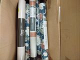 de nombreux rouleaux de papier d'emballage dans une boîte en carton